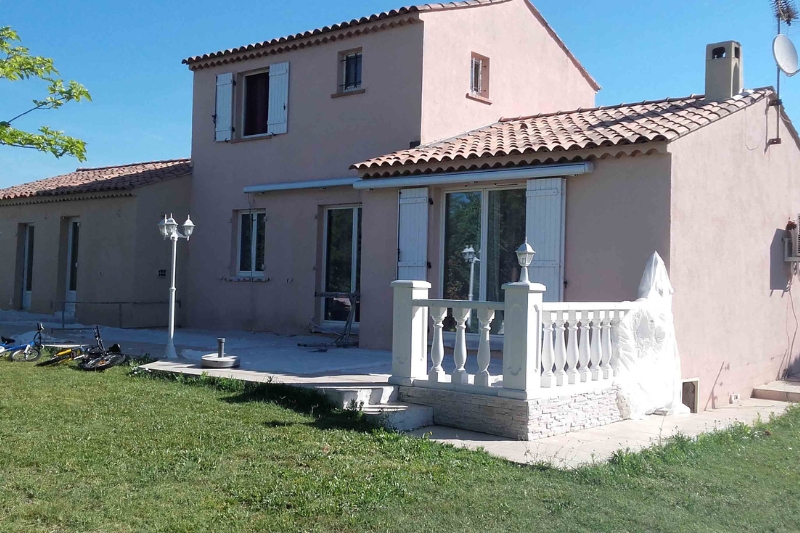 Maison ancienne avec façade grise dégradée avant rénovation