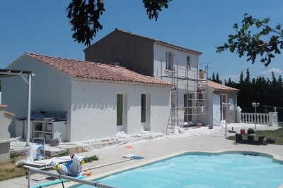 Artisan façadier au travail sur un chantier de rénovation