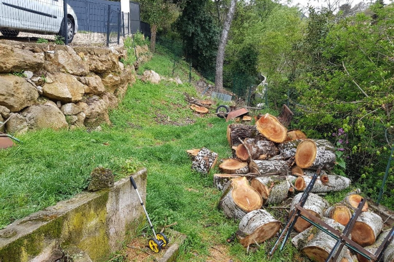 Maison en pierre dégradée avant rénovation